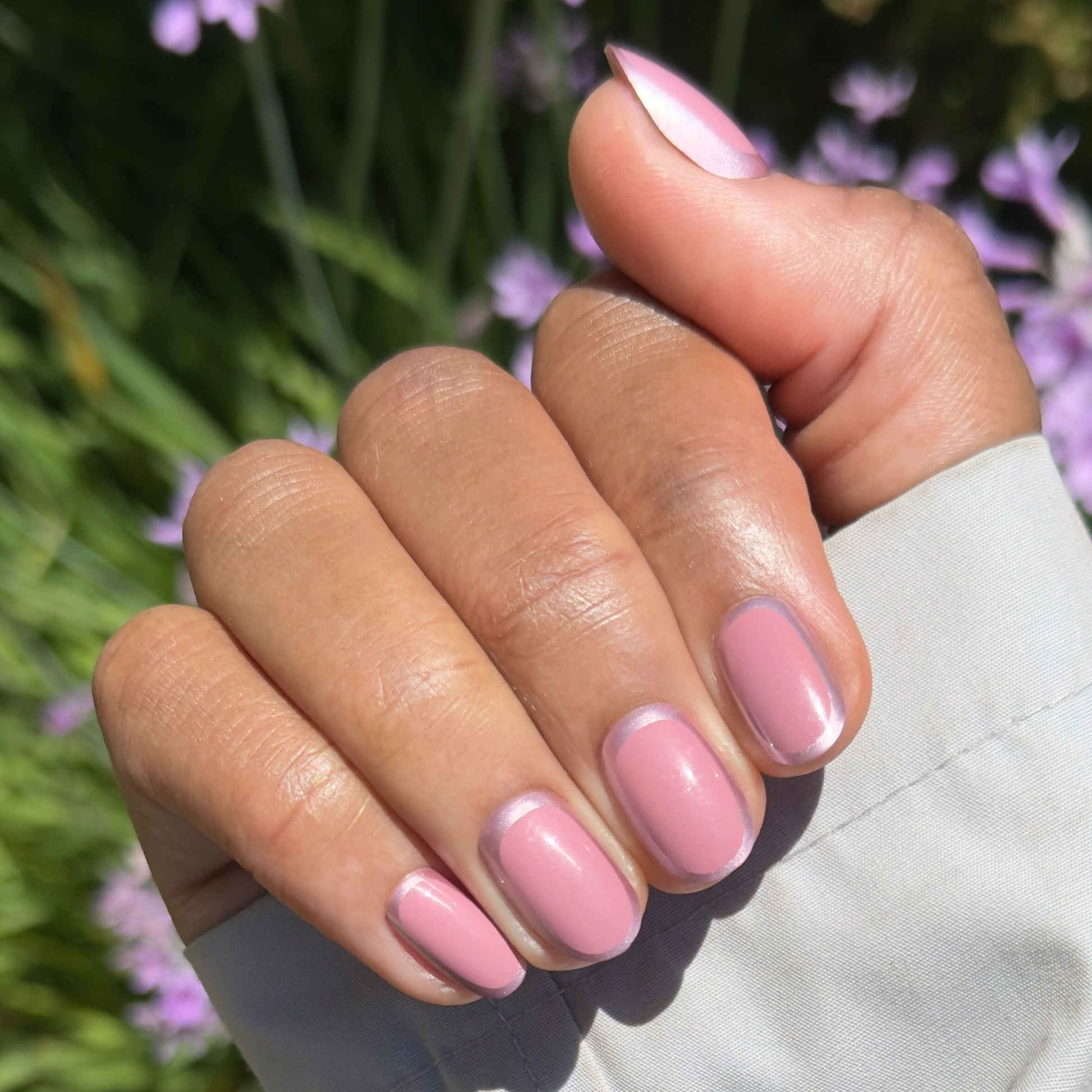 Rosewood Chrome Outline - Press-On | Short | Round warm pinky-brown nails with chrome edges for easy at-home manicure